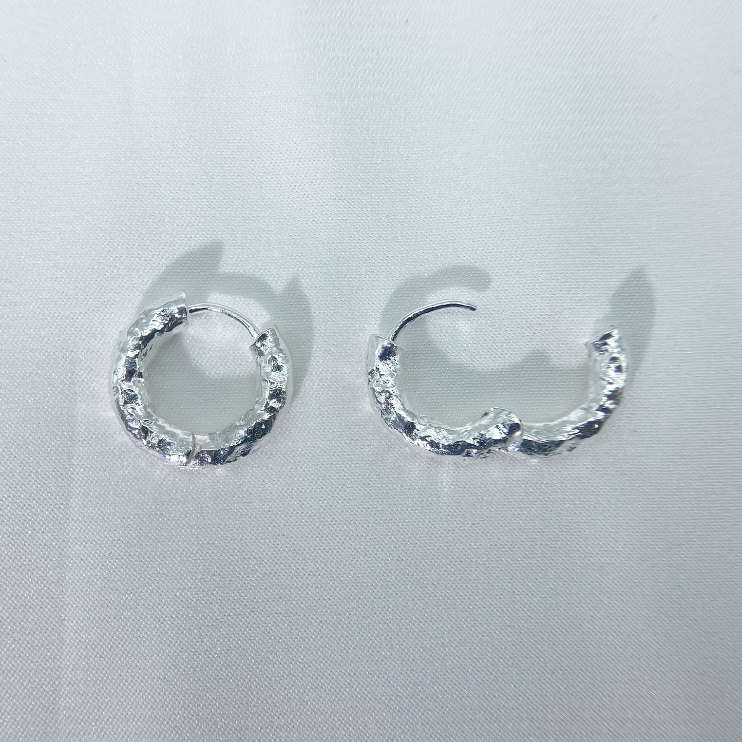 PEETTY small huggie earrings s925 sterling silver uneven surface detail silver