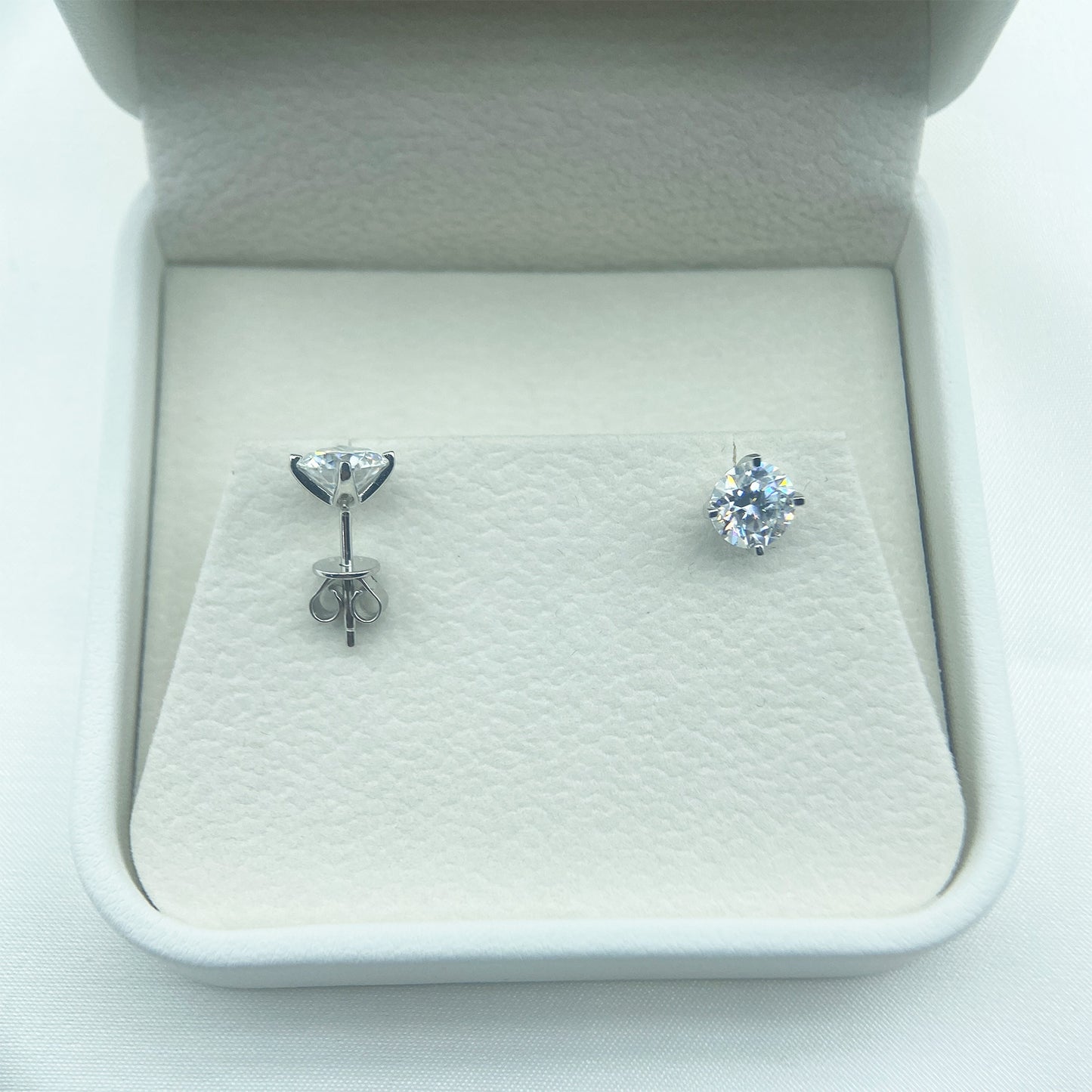 PEETTY classic style moissanite diamond stud earrings 0.5-1ct 