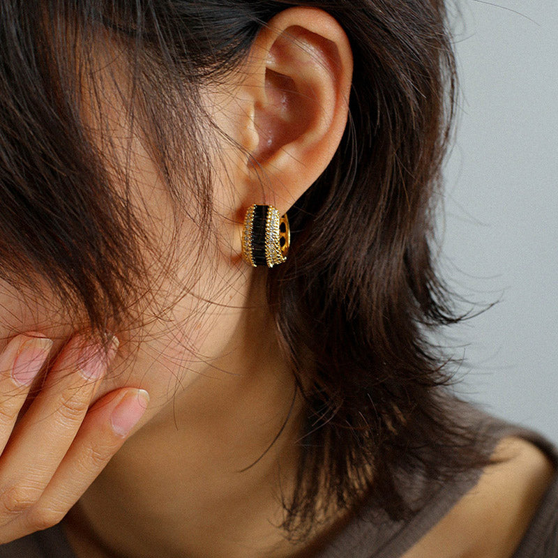 PEETTY hollow zircon hoop earrings black model