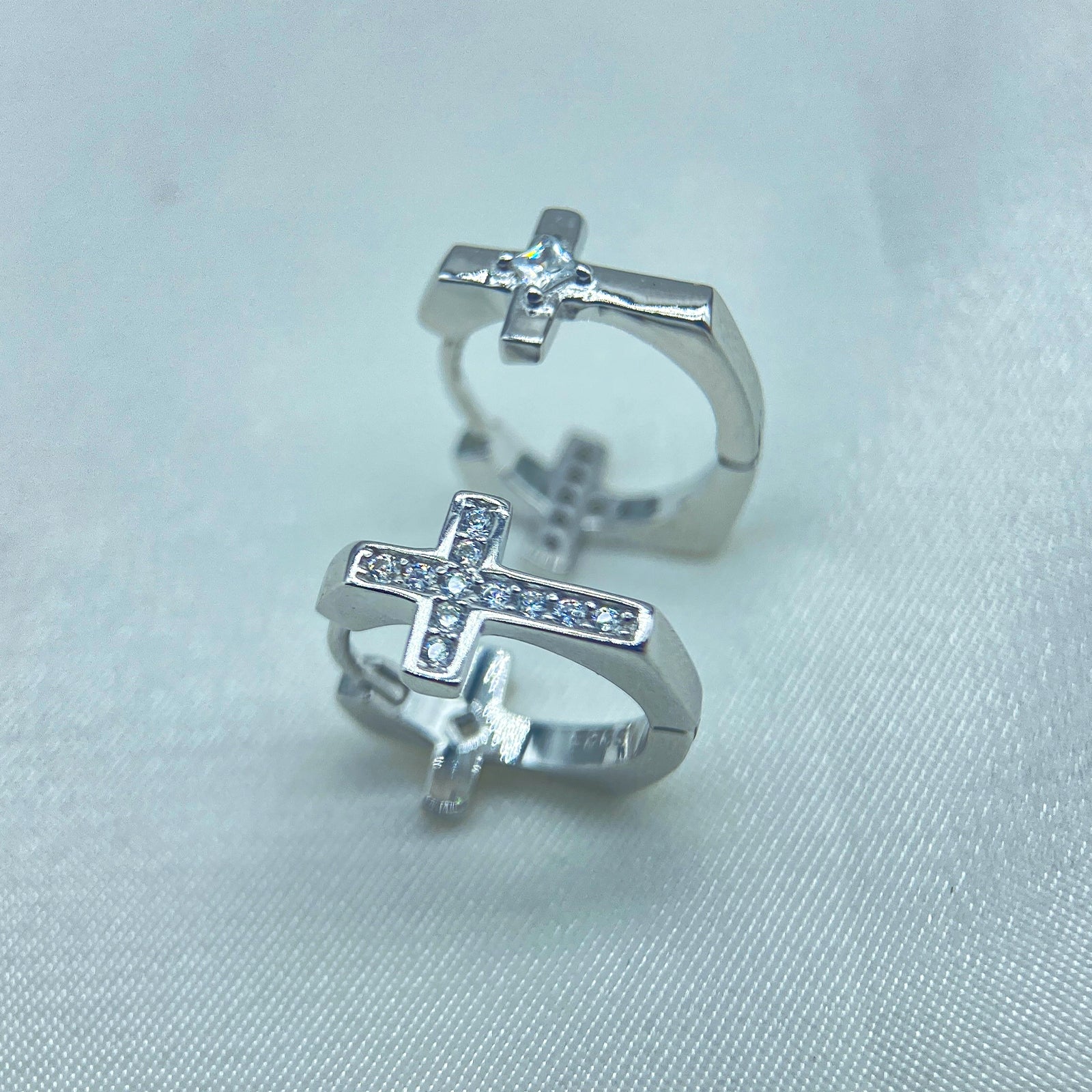 PEETTY small huggie earrings s925 sterling silver cross cubic zirconia detail white gold