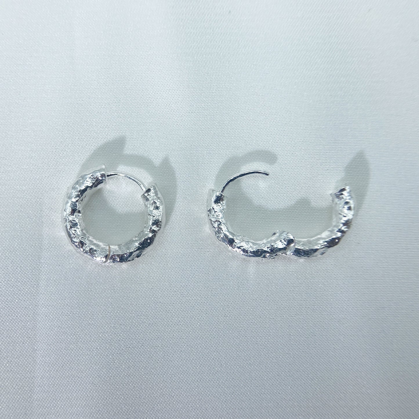 PEETTY small huggie earrings s925 sterling silver uneven surface detail  silver