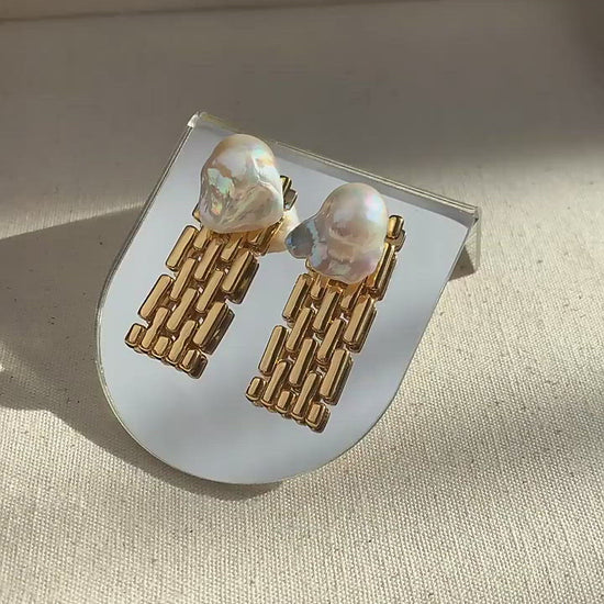 PEETTY wide chain baroque pearl dangle earrings video