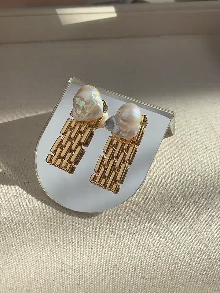 PEETTY wide chain baroque pearl dangle earrings video